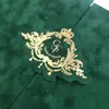 Convite de casamento de veludo verde escuro com duas portas e emblema de coroa vintage, cartão principal em acrílico com carimbo dourado, convite de casamento