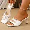 2026 Novos Sandálias Sapatos Antiderrapantes Tamanho Pequeno Combinando Saias Salto Fino Aumenta Altura Chinelos Feminino Roupa de Exterior Verão