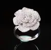 Pendientes de camelia rosa nuevos de primavera 2024, accesorios de traje de mujer de moda de lujo ligero, pendientes de moda versátiles