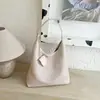 Bolsa de palha tecida popular para mulheres, novo modelo 2026, bolsa de ombro de grande capacidade para o dia a dia, textura de alta qualidade, casual e moderna