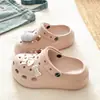 Song Xiaoke 2026 Modelo Nuevo para Aumentar la Altura Suela Gruesa Simples Casuales EVA Puntera Cerrada Zuecos para Mujeres y Parejas para Uso al Aire Libre