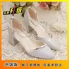 Sandalias elegantes con una falda a juego, perfectas para un look de verano chic y elegante. Estas sandalias romanas de tacón alto, femeninas y versátiles, son una novedad de 2026.
