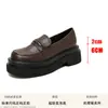 Mocassins femininos de sola grossa novos slip-on altura oculta estilo britânico sapatos de couro bico redondo preto popular popular sapatos de camada única