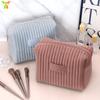 Em estoque bolsa de cosméticos de pelúcia flanelada bolsa de armazenamento de cosméticos femininos produtos de cuidados com a pele bolsa com zíper de metal bolsa de lavagem de viagem