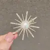 Pinza para el pelo de girasol con pedrería y perlas estilo coreano para mujer, pinza lateral de aleación elegante y sencilla con cierre de rana, popular accesorio para el cabello en línea