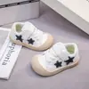 Sapatos para Bebês e Crianças Pequenas 2025 Outono Novo Estilo Sapatos Macios para Crianças Pequenas Meninas Sapatos Casuais Esportivos Versáteis para Bebês Meninos