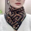 Bufanda de Seda para Mujer Primavera/Verano 2026 Modelo Nuevo Bufanda Cuadrada Multifuncional con Hebilla Magnética Protector de Cuello Chal Pequeño Bufanda Decorativa Calentador de Cuello Versátil