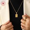 Noria diseño francés colgante cuadrado de 26 letras cadena clavicular chapado en oro de 18K acero de titanio joyería de fábrica al por mayor