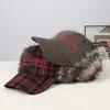 Gorra de Béisbol Peluda con Orejeras, Decoración de Bordado de Letras, Moda Invierno 2026, Elegante, Casual, Versátil