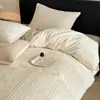 Juego de ropa de cama de cuatro piezas de terciopelo de leche, que incluye una sábana bajera y un cubrecama decorativo, con una sensación lujosa y cálida, adecuado para dormitorios y estudiantes; un conjunto de tres piezas con grosor adicional para mayor calidez