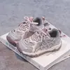 Zapatos para niños 2026 primavera y otoño nuevos tenis ligeros para niñas para niños mayores, nuevos zapatos versátiles de malla con malla transpirable