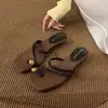 Pantuflas de exterior para mujer 2026 verano nuevas de moda sandalias planas de tacón grueso para mujer con tira separadora de dedos del pie