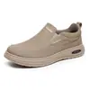 Sapatos de pano masculinos estilo Velho Pequim para primavera e outono, respiráveis, antiderrapantes, versáteis, modernos, sapatos casuais esportivos para pais de meia-idade e idosos, sapatos slip-on