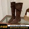 Coleção Outono/Inverno 2026: Novas Botas Longas Femininas Estilo Marrom Melard com Forro de Camurça Sintética e Efeito Emagrecedor