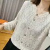 Suéter tejido de punto con cuello en V y diseño floral calado para mujer, nuevo modelo de otoño 2026, diseño de un solo botón, top de suéter holgado y favorecedor
