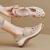 Sandalias transpirables caladas de cuero suave y suela blanda para mujer, nuevo modelo primavera/verano 2026, sandalias vintage de punta cerrada de doble uso con suela gruesa para aumentar la altura