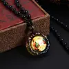 Collar Colgante Unisex Estilo Tradicional Amuleto de Vidrio con Escrituras Budistas y Diseño de Thangka, Doble Cara, Disponible del Fabricante