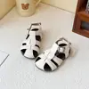 Sandalias Cerradas Simples para Niñas 2026 Verano Nuevos Zapatos de Playa de Suela Suave Moda Estilo Coreano Sandalias Romanas Tejidas Huecas