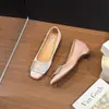 Zapatos planos de punta cuadrada estilo francés para mujer, nuevo modelo 2026, versátiles con pedrería, aumento de altura interno, boca poco profunda, adecuados para ir al trabajo, zapatos para mujer de talla grande