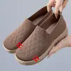 Sapatos Femininos Versáteis de Primavera Novo Estilo Baixos Planos, Calce Fácil Sapatos de Tecido Old Beijing, Sola Macia Confortáveis Sapatos para Mãe