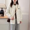 Chica gordita chaqueta acolchada de algodón estilo béisbol cuello alto casual invierno 2024 talla grande chaqueta acolchada de algodón para mujer 200 kg moda simple chaqueta acolchada de algodón 56423