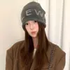 Gorro de Moda Coreana con Letras y Borde Enrollado para Mujer, Cálido y Holgado para Otoño e Invierno, Sombrero Versátil Frío Estilo Street Americano