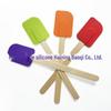 Fabricante em estoque cabo de madeira raspador de silicone cabo de madeira creme Espátula de Silicone Gadget de cozinha de silicone para assar seleção de 4 cores