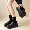 Mocassins femininos de sola grossa 2026 novos sapatos femininos primavera/verão sapatos pretos de couro simples estilo retrô para combinar com saias sapatos de couro pequenos estilo britânico