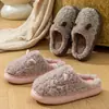 Chinelos de algodão com desenho para outono e inverno de 2026 para mulheres, novo estilo de inverno, com sola grossa, forrados com fleece, quentes e adequados para casais usarem em ambientes internos.