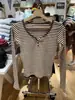 Camiseta de manga larga a rayas con cuello en V, estilo retro americano, con botones, ajuste slim, Harajuku, top casual personalizado, ropa de mujer a la moda