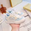 Tenis para niñas de 6 a 12 años, modelo primavera/otoño 2026, suela suave, malla transpirable, zapatos casuales para niños, zapatillas deportivas de moda para estudiantes