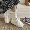 Tênis Feminino Branco Puro Confortável com Solado Grosso Cadarço 2026 Primavera e Outono Novo Estilo Universitário Versátil Calce Fácil Respirável Sapatos Esportivos