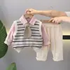 Traje para Meninos Primavera 2025 Novo Estiloso Colete para Bebê Conjunto de Três Peças Primavera e Outono Roupas Casuais da Moda para Bebês