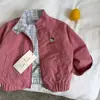 Chaqueta de Dibujos Animados para Niños Marca de Moda para Hombres Nuevo Estilo Primavera/Otoño 2026 Cárdigan Cuadros para Niños Pequeños Chaqueta con Cremallera para Bebé Niña Elegante