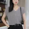 Top de punto de seda helada de manga corta con cuello en V moderno para mujer, Camiseta de verano petite ajustada, Top sin mangas calado