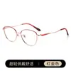 Elegantes gafas moradas cat-eye para mujer, montura de titanio puro para gafas de prescripción C7035, montura de titanio ultraligera para rostros cuadrados y redondos