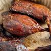 Pernas de Pato Grelhadas no Carvão São um Lanche Popular para a Madrugada, Pernas de Pato Picantes Cozidas Lentamente Prontas para Comer, um Lanche Delicioso e Conveniente