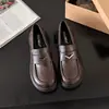 Mocassins pretos estilo francês, sapatos femininos estilo britânico, novos sapatos de couro slip-on de sola grossa versáteis JK outono e inverno 2026