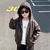 Jaqueta de Couro Falsa Duas Peças para Meninos Primavera e Outono 2026 Novo Estilo Bonito Estiloso Menininho Roupas de Outono Tendência Cool Roupas Infantis
