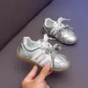 Zapatillas de entrenamiento alemanas sencillas para niñas estilo ballet, nuevas zapatillas deportivas infantiles otoño e invierno 2026, zapatos casuales planos de doble tira para niñas pequeñas
