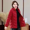 Nueva chaqueta de algodón acolchada con capucha para mujer, estilo corto, engrosada para el calor, abrigo de algodón talla grande, chaqueta de algodón para mediana edad y personas mayores