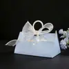 Caixa de Doces Triangular Flor Embossada Azul Claro para Noivado Casamento Lembrança de Luxo Leve Caixa de Doces de Cartão Branco Espessado