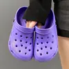 2026 Nuevos Zapatos Transpirables de Agujeros de Verano para Salir Tacón Bajo Enfermera Dibujos Animados Lindos Pareja Sandalias de Punta Cerrada