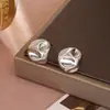 Pendientes Metálicos Estéreo Mismo Estilo de Zhao Lusi Diseño de Nicho Pendientes Redondos Asimétricos Estilo Genial Pendientes Personalizados