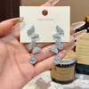 Brincos Exquisitos de Borboleta Dupla com Gota d'Água Totalmente Cravejados de Diamante para Mulheres, Luxo Leve, Estilosos, Versáteis, Design de Nicho, Brincos de Luxo Leve, Tarraxas, Acessórios de Orelha