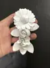 Broche Floral de 12 cm x 7.5 cm y Flor de Sandalia, Flor de Cuero Genuino, Accesorio de Flor Ultra-Realista, Pinza para el Cabello de Flor de Camelia Pequeña y Fragante