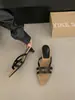 Primeiro Encontro com as Sandálias de Salto Grosso Slip-On Estilo Francês de Nicho para Mulheres, Adequadas para Uso ao Ar Livre, Novo Modelo de Verão 2026, Elegantes e Descoladas, Perfeitas para Combinar com Vestidos