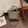 Bolsa de Mão Pequena da Moda e Tendência para Mulheres 2026 Nova Elegante Versátil Bolsa Transversal com Toque de Luxo, Bolsa de Mão Estilo Balde, Bolsa Tote Pequena