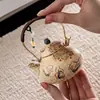 Tetera con Asa de Forma de Pera de las Apsaras Voladoras de Dunhuang, Porcelana Azul y Blanca con Esmalte Rojo Piedra de Fuego, Resistente al Calor, para Preparar Té, Juego de Té Kung Fu Cultural y Creativo, Tetera Individual