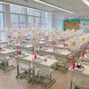 Cartão de mesa escolar cerimônia sentido layout da sala de aula mesa decoração com balões suporte segurando cartão classe do ensino fundamental jardim de infância